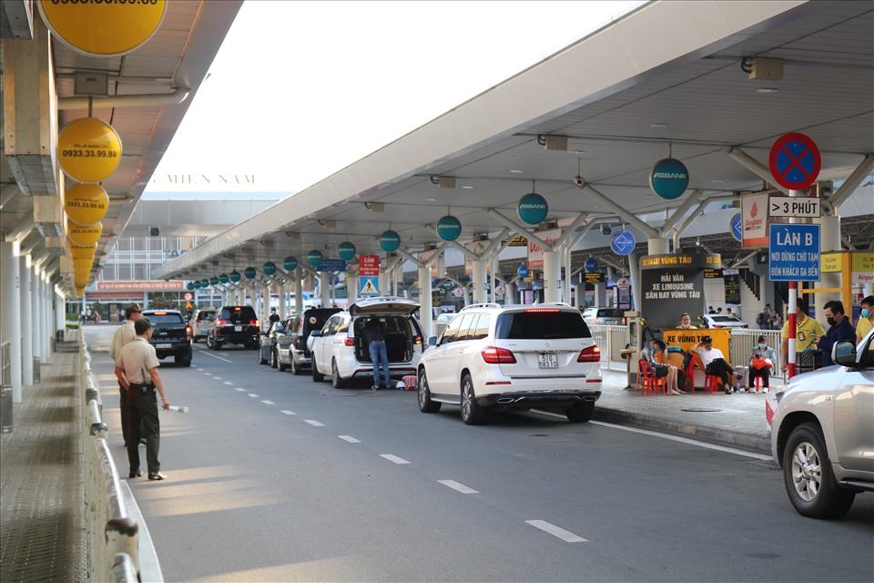 Dịch vụ Xe 7 chỗ đi sân bay Tân Sơn Nhất từ các quận TP.HCM - Di chuyển nhanh chóng, không lo chờ đợi!